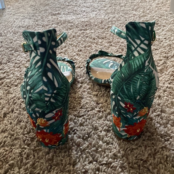 Reaction Kenneth Cole Rise Ruffle Tropical Sandal - Picture 5 of 7